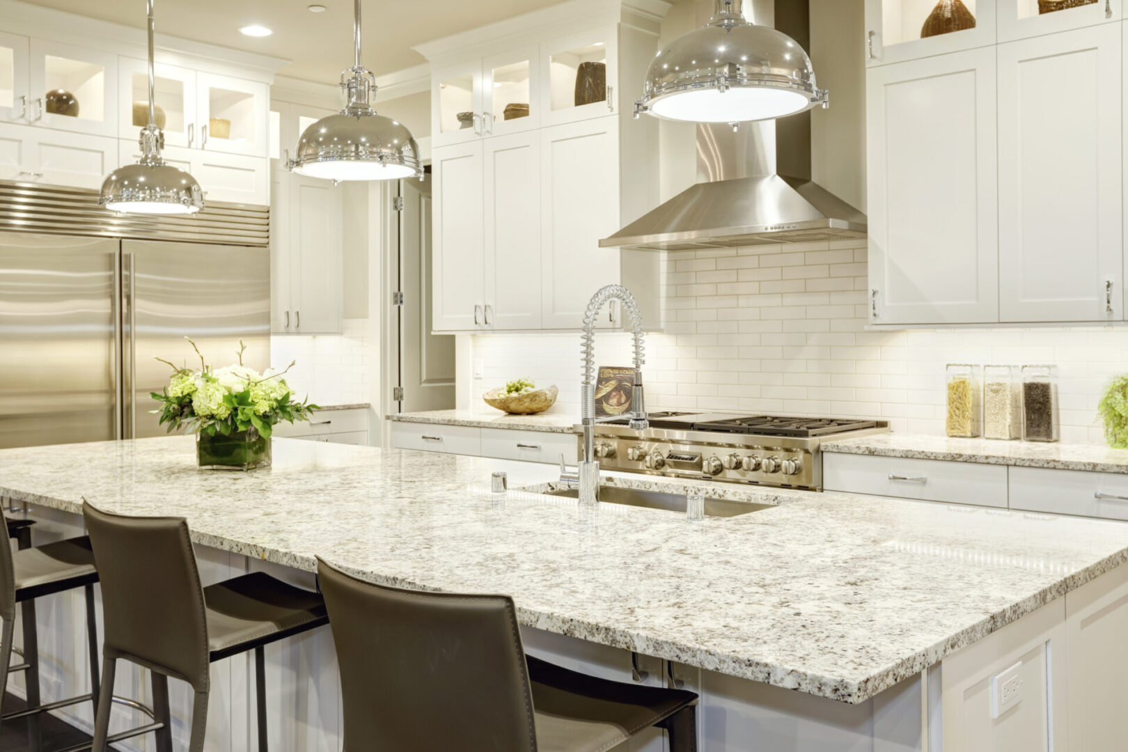 White,Kitchen,Design,Features,Large,Bar,Style,Kitchen,Island,With